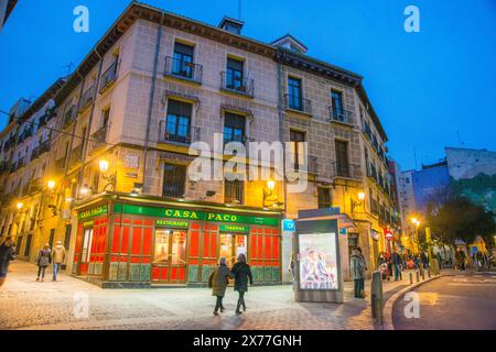 Puerta Cerrada Square, Nacht. Madrid, Spanien. Stockfoto