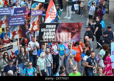 Zagreb, Kroatien. Mai 2024. Die Teilnehmer gehen am 18. Mai 20224 während des neunten jährlichen Prolife march Walk for Life in Zagreb, Kroatien, durch die Innenstadt von Zagreb. Die Versammlung wurde einberufen, um gegen Abtreibung zu protestieren. Foto: Matija Habljak/PIXSELL Credit: Pixsell/Alamy Live News Stockfoto