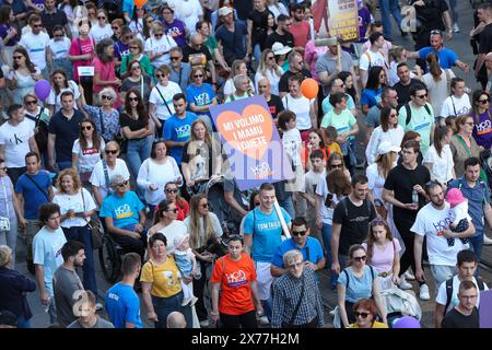 Zagreb, Kroatien. Mai 2024. Die Teilnehmer gehen am 18. Mai 20224 während des neunten jährlichen Prolife march Walk for Life in Zagreb, Kroatien, durch die Innenstadt von Zagreb. Die Versammlung wurde einberufen, um gegen Abtreibung zu protestieren. Foto: Matija Habljak/PIXSELL Credit: Pixsell/Alamy Live News Stockfoto