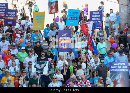 Zagreb, Kroatien. Mai 2024. Die Teilnehmer gehen am 18. Mai 20224 während des neunten jährlichen Prolife march Walk for Life in Zagreb, Kroatien, durch die Innenstadt von Zagreb. Die Versammlung wurde einberufen, um gegen Abtreibung zu protestieren. Foto: Matija Habljak/PIXSELL Credit: Pixsell/Alamy Live News Stockfoto