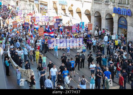 Zagreb, Kroatien. Mai 2024. Die Teilnehmer gehen am 18. Mai 20224 während des neunten jährlichen Prolife march Walk for Life in Zagreb, Kroatien, durch die Innenstadt von Zagreb. Die Versammlung wurde einberufen, um gegen Abtreibung zu protestieren. Foto: Matija Habljak/PIXSELL Credit: Pixsell/Alamy Live News Stockfoto