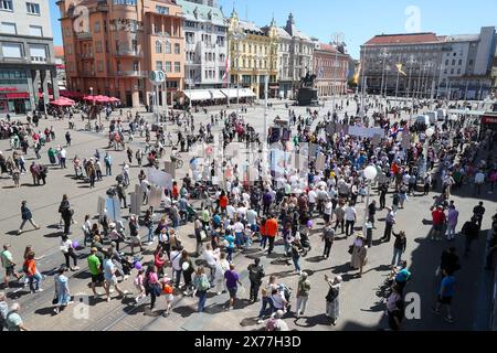 Zagreb, Kroatien. Mai 2024. Die Teilnehmer gehen am 18. Mai 20224 während des neunten jährlichen Prolife march Walk for Life in Zagreb, Kroatien, durch die Innenstadt von Zagreb. Die Versammlung wurde einberufen, um gegen Abtreibung zu protestieren. Foto: Matija Habljak/PIXSELL Credit: Pixsell/Alamy Live News Stockfoto