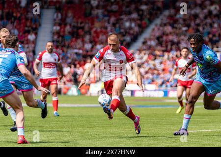 Doncaster, Großbritannien. Mai 2024. Halbfinale des Betfred Challenge Cup: Hull KR gegen Wigan Warriors. Mikey Lewis von Hull KR tritt den Ball. Credit Paul Whitehurst/PBW Media/Alamy Live News Stockfoto