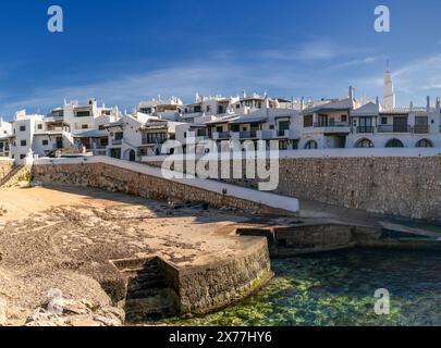 Binibeca Vell, Spanien - 24. Januar 2024: Blick auf das idyllische Dorf Binibeca Vell auf Menorca Stockfoto