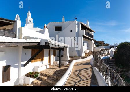 Binibeca Vell, Spanien - 24. Januar 2024: Typische weiß getünchte Gebäude im malerischen Dorf Binibeca Vell auf Menorca Stockfoto