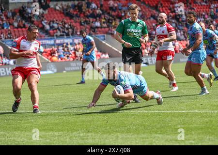 Abbas Miski von Wigan Warriors geht zum Versuch während des Betfred Challenge Cup Halbfinales Hull KR gegen Wigan Warriors im Eco-Power Stadium, Doncaster, Großbritannien, 18. Mai 2024 (Foto: Mark Cosgrove/News Images) Stockfoto