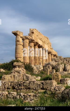 Castelvetrano, Italien - 3. Januar 2024: Blick auf den Tempel C in Selinunte auf Sizilien Stockfoto