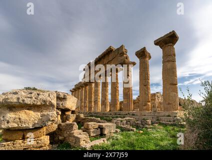 Castelvetrano, Italien - 3. Januar 2024: Blick auf den Tempel C in Selinunte auf Sizilien Stockfoto