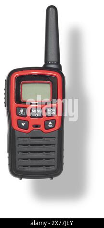 Walkie-Talkie mit Schatten dahinter in Rot und weiß mit LCD-Display und Antenne zur Verwendung auf FRS- und GMRS-Frequenzen auf weißem Hintergrund. Stockfoto