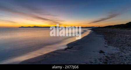 Ein Blick auf den endlosen Strand von Playa del Muro in Alcudia kurz vor Sonnenaufgang Stockfoto