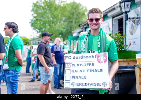 Dordrecht, Niederlande. Mai 2024. DORDRECHT, 18.05.2024, M-Scores Stadium, Niederländisch Keuken Kampioen Divisie (Play off), Saison 2023/2024, Fußball. Spiel zwischen Dordrecht - Emmen (Play off). Fan von Dordrecht Before the Match Credit: Pro Shots/Alamy Live News Stockfoto