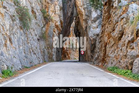 Ein Blick auf die Penyal del Cavall Bernat Gap mit der Tramuntana Autobahn, die durch und hinunter nach Sa Calobra führt Stockfoto