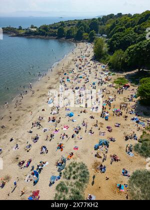 Aberdour, Fife, Schottland, Großbritannien. Mai 2024. Der beliebte Silver Sands Beach in Aberdour am Firth of Forth ist von Sonnensuchenden übersät, die am Samstag die Sonne und die warmen Temperaturen genossen. Iain Masterton/Alamy Live News Stockfoto