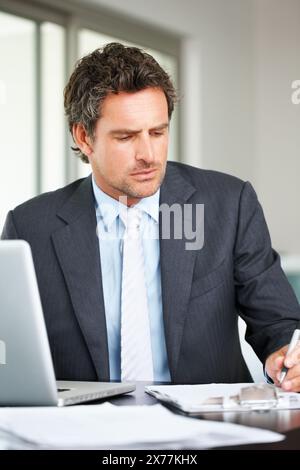 Geschäftsmann, schreibt und plant Dokumente für Rechtsfälle, Berichte und Geschäftsbedingungen mit Unterschrift. Unternehmensanwalt, Anwalt oder Notar Stockfoto
