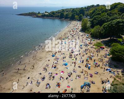 Aberdour, Fife, Schottland, Großbritannien. Mai 2024. Der beliebte Silver Sands Beach in Aberdour am Firth of Forth ist von Sonnensuchenden übersät, die am Samstag die Sonne und die warmen Temperaturen genossen. Iain Masterton/Alamy Live News Stockfoto