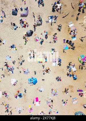 Aberdour, Fife, Schottland, Großbritannien. Mai 2024. Der beliebte Silver Sands Beach in Aberdour am Firth of Forth ist von Sonnensuchenden übersät, die am Samstag die Sonne und die warmen Temperaturen genossen. Iain Masterton/Alamy Live News Stockfoto