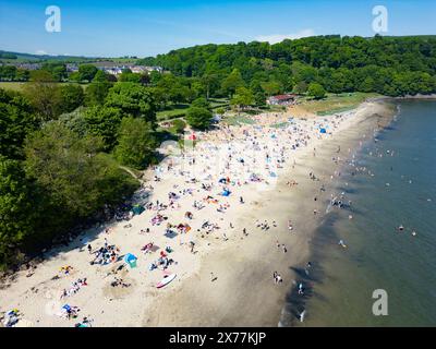 Aberdour, Fife, Schottland, Großbritannien. Mai 2024. Der beliebte Silver Sands Beach in Aberdour am Firth of Forth ist von Sonnensuchenden übersät, die am Samstag die Sonne und die warmen Temperaturen genossen. Iain Masterton/Alamy Live News Stockfoto