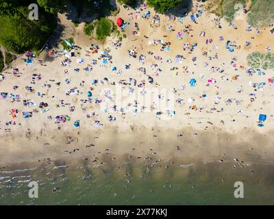 Aberdour, Fife, Schottland, Großbritannien. Mai 2024. Der beliebte Silver Sands Beach in Aberdour am Firth of Forth ist von Sonnensuchenden übersät, die am Samstag die Sonne und die warmen Temperaturen genossen. Iain Masterton/Alamy Live News Stockfoto