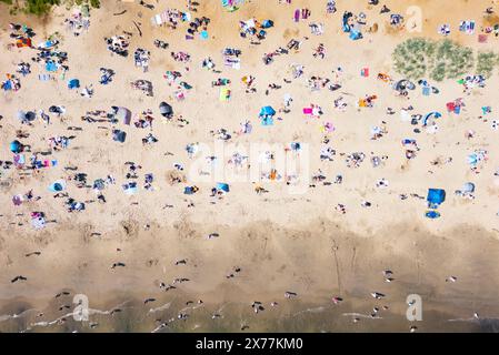 Aberdour, Fife, Schottland, Großbritannien. Mai 2024. Der beliebte Silver Sands Beach in Aberdour am Firth of Forth ist von Sonnensuchenden übersät, die am Samstag die Sonne und die warmen Temperaturen genossen. Iain Masterton/Alamy Live News Stockfoto