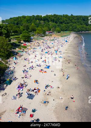 Aberdour, Fife, Schottland, Großbritannien. Mai 2024. Der beliebte Silver Sands Beach in Aberdour am Firth of Forth ist von Sonnensuchenden übersät, die am Samstag die Sonne und die warmen Temperaturen genossen. Iain Masterton/Alamy Live News Stockfoto