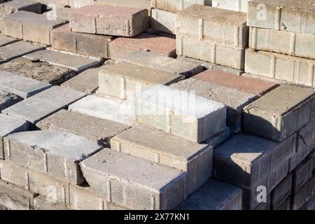 Ein Stapel Ziegelsteine platzierte einen übereinander, der für den Bau verwendet wurde. Die Ziegelsteine bilden eine stabile, langlebige Struktur, die oft ein Muster in der l Stockfoto