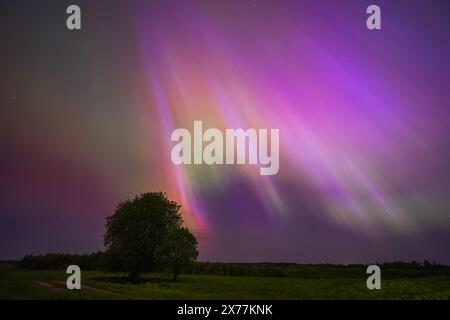 Aurora borealis ist eine natürliche Lichtshow am Himmel, die einem Regenbogen ähnelt Stockfoto