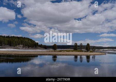 Der Yellowstone River fließt durch das Hayden Valley im Yellowstone National Park. Stockfoto