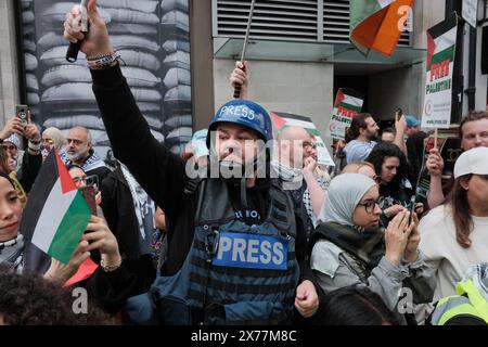 In den Straßen Londons wird die Globale Demonstration für Palästina stattfinden, die den 76. Jahrestag des Nakba-Tages feiert. Die Demonstration macht auf die anhaltende Not der Palästinenser aufmerksam und erinnert an den Tag, an dem Hunderttausende während der Schaffung des Staates Israel vertrieben wurden. Die Veranstaltung ist Teil einer weltweiten Bewegung, die ein Ende der Feindseligkeiten fordert und sich für die Rechte der Palästinenser einsetzt. Stockfoto