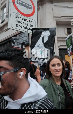 In den Straßen Londons wird die Globale Demonstration für Palästina stattfinden, die den 76. Jahrestag des Nakba-Tages feiert. Die Demonstration macht auf die anhaltende Not der Palästinenser aufmerksam und erinnert an den Tag, an dem Hunderttausende während der Schaffung des Staates Israel vertrieben wurden. Die Veranstaltung ist Teil einer weltweiten Bewegung, die ein Ende der Feindseligkeiten fordert und sich für die Rechte der Palästinenser einsetzt. Stockfoto