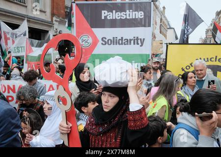 In den Straßen Londons wird die Globale Demonstration für Palästina stattfinden, die den 76. Jahrestag des Nakba-Tages feiert. Die Demonstration macht auf die anhaltende Not der Palästinenser aufmerksam und erinnert an den Tag, an dem Hunderttausende während der Schaffung des Staates Israel vertrieben wurden. Die Veranstaltung ist Teil einer weltweiten Bewegung, die ein Ende der Feindseligkeiten fordert und sich für die Rechte der Palästinenser einsetzt. Stockfoto