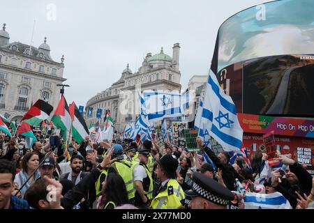 18. Mai 2024, London, England, Großbritannien: Piccadilly Circus ist Zeuge einer bedeutenden Versammlung, während die Gruppe ''˜genug ist genug' einen Gegenprotest gegen eine pro-Palästina-Demonstration organisiert. In den Straßen Londons wird die Globale Demonstration für Palästina stattfinden, die den 76. Jahrestag des Nakba-Tages feiert. Die Demonstration macht auf die anhaltende Not der Palästinenser aufmerksam und erinnert an den Tag, an dem Hunderttausende während der Schaffung des Staates Israel vertrieben wurden. Die Veranstaltung ist Teil einer weltweiten Bewegung, die ein Ende der Feindseligkeiten fordert und sich für die Rechte von einsetzt Stockfoto
