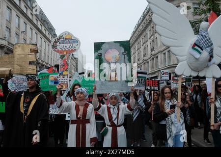 In den Straßen Londons wird die Globale Demonstration für Palästina stattfinden, die den 76. Jahrestag des Nakba-Tages feiert. Die Demonstration macht auf die anhaltende Not der Palästinenser aufmerksam und erinnert an den Tag, an dem Hunderttausende während der Schaffung des Staates Israel vertrieben wurden. Die Veranstaltung ist Teil einer weltweiten Bewegung, die ein Ende der Feindseligkeiten fordert und sich für die Rechte der Palästinenser einsetzt. Stockfoto