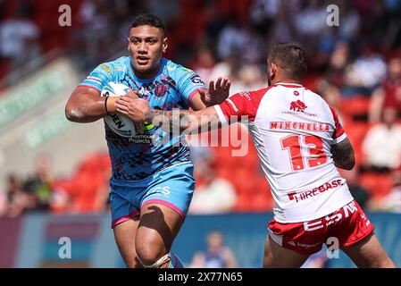 Patrick Mago von Wigan Warriors wird im Eco-Power Stadium, Doncaster, Großbritannien, am 18. Mai 2024 von Elliot Minchella von Hull KR im Halbfinale des Betfred Challenge Cup Hull KR gegen Wigan Warriors bekämpft (Foto: Mark Cosgrove/News Images) Stockfoto