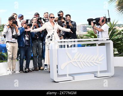 Cannes, Frankreich. Mai 2024. Die US-amerikanische Schauspielerin Uma Thurman nimmt am Samstag, den 18. Mai 2024, am 77. Cannes Filmfestival Teil. Foto: Rune Hellestad/ Credit: UPI/Alamy Live News Stockfoto