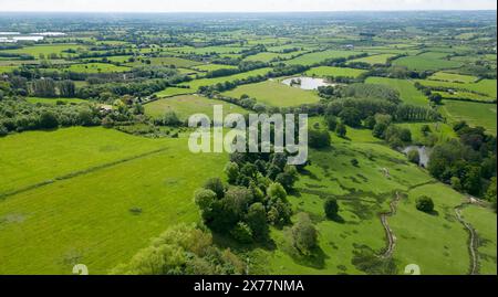 Aus der Vogelperspektive auf den Weald of Kent mit Blick nach Südosten vom Dorf Boughton Monchelsea, Maidstone, Kent, Großbritannien. Stockfoto