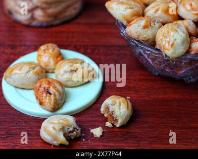 Trockenes Nastarbrot mit Marmelade-Füllung für einen Eid al-Fitr Snack Stockfoto