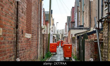 Eine Reihe von orangefarbenen Übergängen in der hinteren Gasse Stockfoto