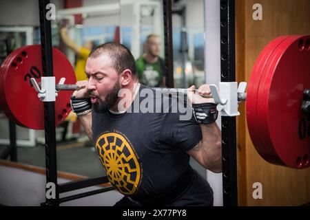 Bila Tserkva, Ukraine, 15. Oktober 2016: Mann hockt in der Turnhalle Stockfoto