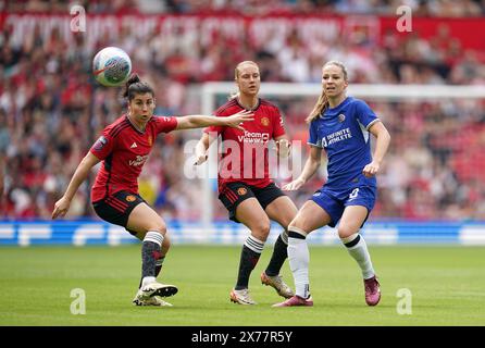 Chelsea’s Melanie Leupolz (rechts) im Kampf gegen Lucia Garcia Garcia von Manchester United (links) und Lisa Naalsund (Mitte) während des Spiels der Barclays Women's Super League in Old Trafford (Manchester). Bilddatum: Samstag, 18. Mai 2024. Stockfoto
