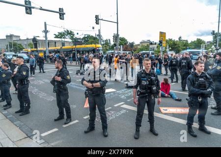 Rund 30 Klimaaktivisten der Gruppe Letzte Generation haben heute gegen 13 Uhr den Innenstadtring in Leipzig auf Höhe der Straßenbahnhaltestelle Wilhelm Leuschner Platz besetzt. Unter den Demonstranten befand sich auch der bekannte Klimaaktivist Christian Bläul. Die Polizei war schnell vor Ort und forderte die Aktivisten auf, die Straße zu räumen. Der Protest verlief friedlich. Aber versucht ein Autofahrer, die Blockade zu durchfahren. Ob bei diesem Vorfall jemand verletzt wurde, ist derzeit unklar. Die Aktivisten erklärten, sie solidarisieren sich mit Hungerstreikenden. Bereits am i Stockfoto