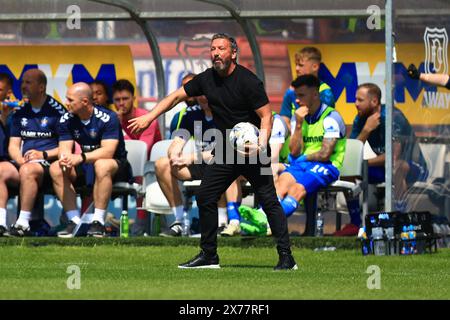 18. Mai 2024; Dens Park, Dundee, Schottland: Schottischer Premiership Football, Dundee gegen Kilmarnock; Kilmarnock-Trainer Derek McInnes ermutigt sein Team Stockfoto