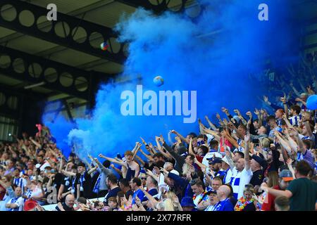 18. Mai 2024; Dens Park, Dundee, Schottland: Scottish Premiership Football, Dundee gegen Kilmarnock; Kilmarnock Fans leichte Pyrotechnik Stockfoto