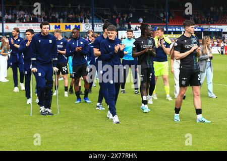 18. Mai 2024; Dens Park, Dundee, Schottland: Scottish Premiership Football, Dundee gegen Kilmarnock; Dundee Spieler waren der verletzte Joe Shaughnessy und Liverpool Leihmann Owen Beck applaudierten den Fans am Ende des Spiels Stockfoto