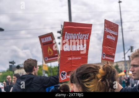 Rund 30 Klimaaktivisten der Gruppe Letzte Generation haben heute gegen 13 Uhr den Innenstadtring in Leipzig auf Höhe der Straßenbahnhaltestelle Wilhelm Leuschner Platz besetzt. Unter den Demonstranten befand sich auch der bekannte Klimaaktivist Christian Bläul. Die Polizei war schnell vor Ort und forderte die Aktivisten auf, die Straße zu räumen. Der Protest verlief friedlich. Aber versucht ein Autofahrer, die Blockade zu durchfahren. Ob bei diesem Vorfall jemand verletzt wurde, ist derzeit unklar. Die Aktivisten erklärten, sie solidarisieren sich mit Hungerstreikenden. Bereits am i Stockfoto