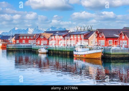 Ein Segelboot vor den hölzernen Rorbu-Hütten im Fischerdorf der Lofoten, Svolvaer, Lofoten-Inseln, Norwegen Stockfoto