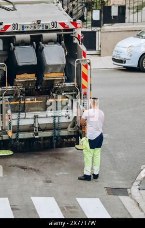 Nizza, Frankreich - 30. Juli 2023 : Müllsammler arbeiten auf den Straßen von Nizza Stockfoto