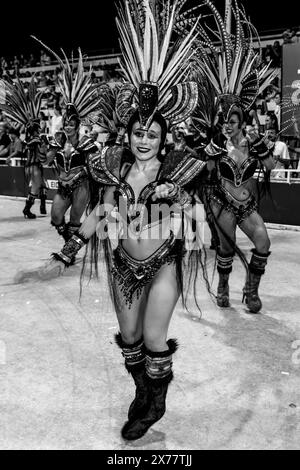 Eine Gruppe wunderschöner junger argentinischer Frauen tanzt im Corsodromo während des jährlichen Karnevals del Pais, Gualeguaychu, Provinz Entre Rios, Argentinien Stockfoto