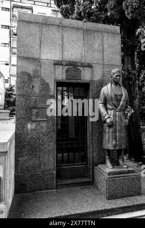 Mausoleum/Tonne des berühmten argentinischen Boxers Luis Angel Firpo auf dem Recoleta Friedhof in Buenos Aires, Argentinien. Stockfoto