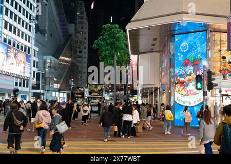 HONGKONG, CHINA - 07. DEZEMBER 2023: Menschen, die auf einem Bürgersteig in Hongkong laufen. Stockfoto