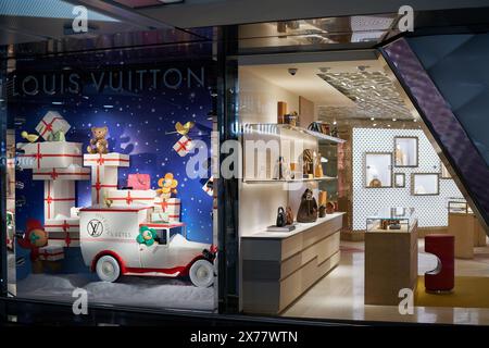 HONGKONG, CHINA - 08. DEZEMBER 2023: Verschiedene Waren werden im Louis Vuitton Store im internationalen Flughafen von Hongkong ausgestellt. Louis Vuitton ist Franzose Stockfoto